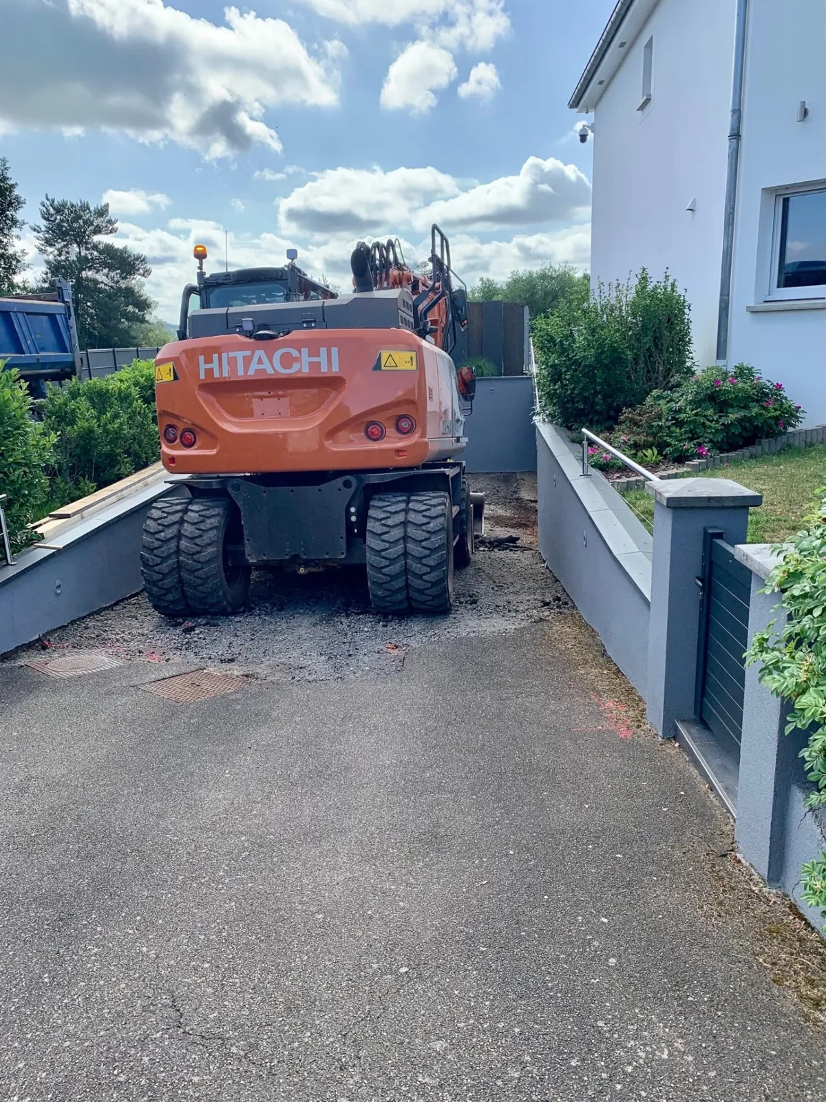 Pelle Hitachi EKTP intervenant sur une allée privée en Moselle